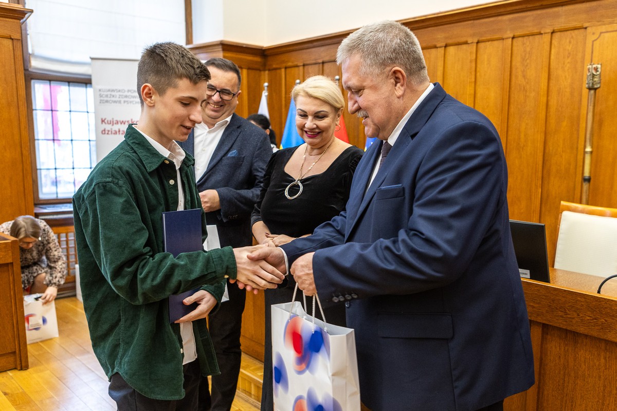 Zwycięzcom konkursu gratulowali: przewodnicząca sejmiku województwa Elżbieta Piniewska i członek zarządu województwa Sławomir Kopyść fot. Szymon Zdziebło/tarantoga.pl dla UMWKP