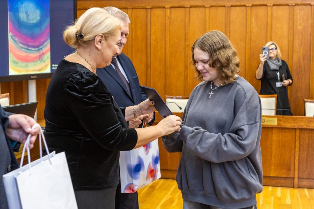 Zwycięzcom konkursu gratulowali: przewodnicząca sejmiku województwa Elżbieta Piniewska i członek zarządu województwa Sławomir Kopyść fot. Szymon Zdziebło/tarantoga.pl dla UMWKP