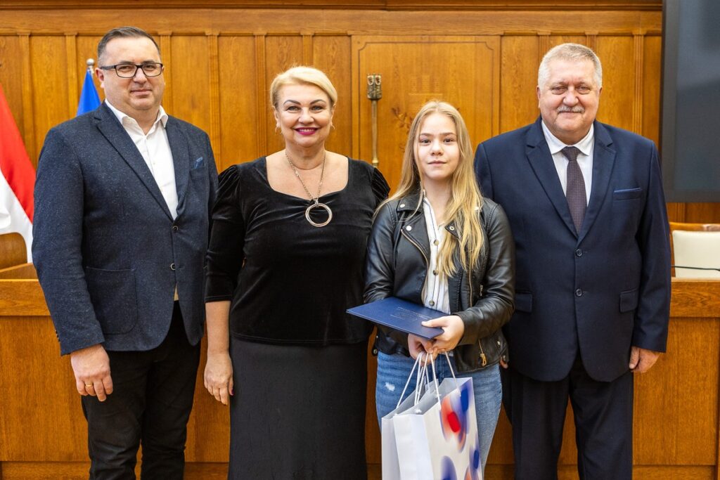 Zwycięzcom konkursu gratulowali: przewodnicząca sejmiku województwa Elżbieta Piniewska i członek zarządu województwa Sławomir Kopyść fot. Szymon Zdziebło/tarantoga.pl dla UMWKP