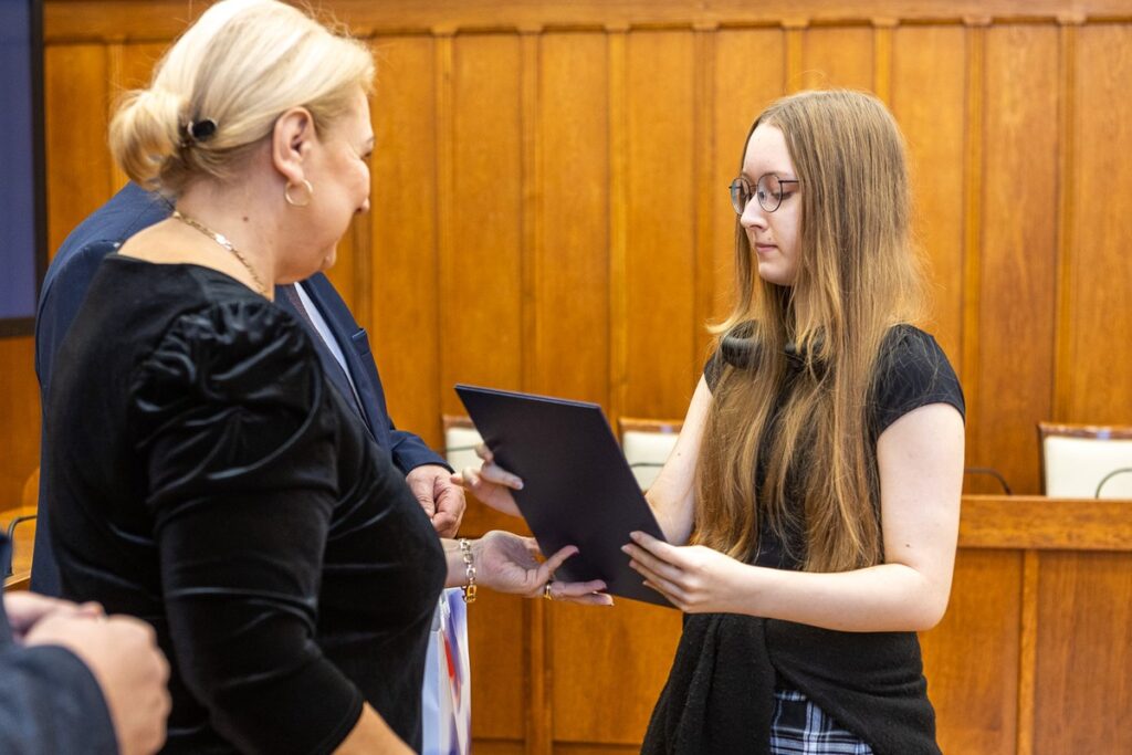 Zwycięzcom konkursu gratulowali: przewodnicząca sejmiku województwa Elżbieta Piniewska i członek zarządu województwa Sławomir Kopyść fot. Szymon Zdziebło/tarantoga.pl dla UMWKP