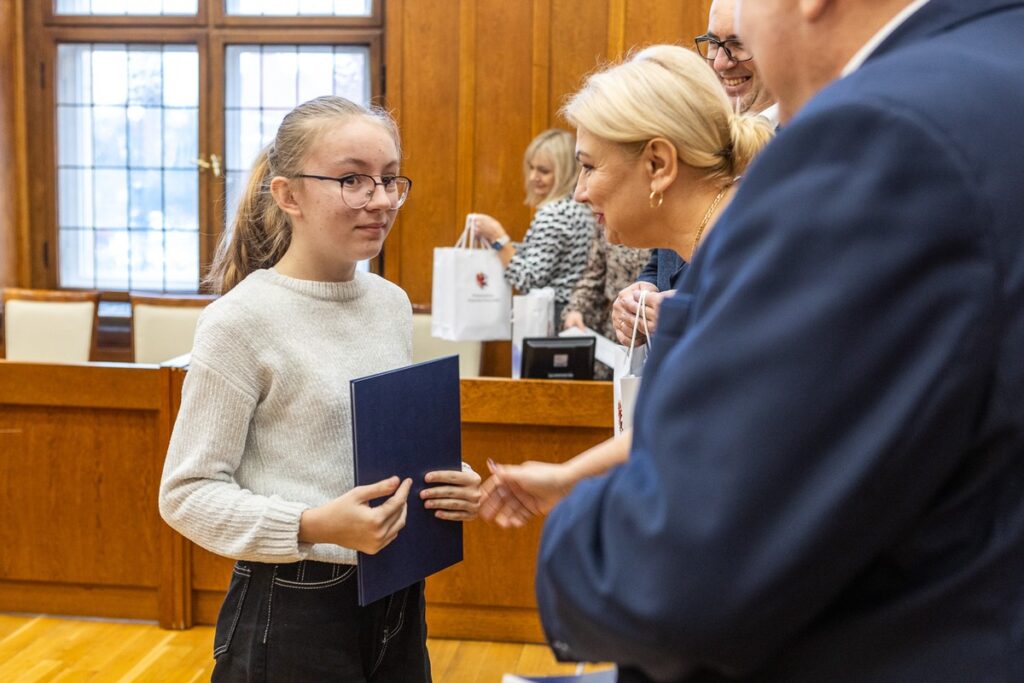 Zwycięzcom konkursu gratulowali: przewodnicząca sejmiku województwa Elżbieta Piniewska i członek zarządu województwa Sławomir Kopyść fot. Szymon Zdziebło/tarantoga.pl dla UMWKP