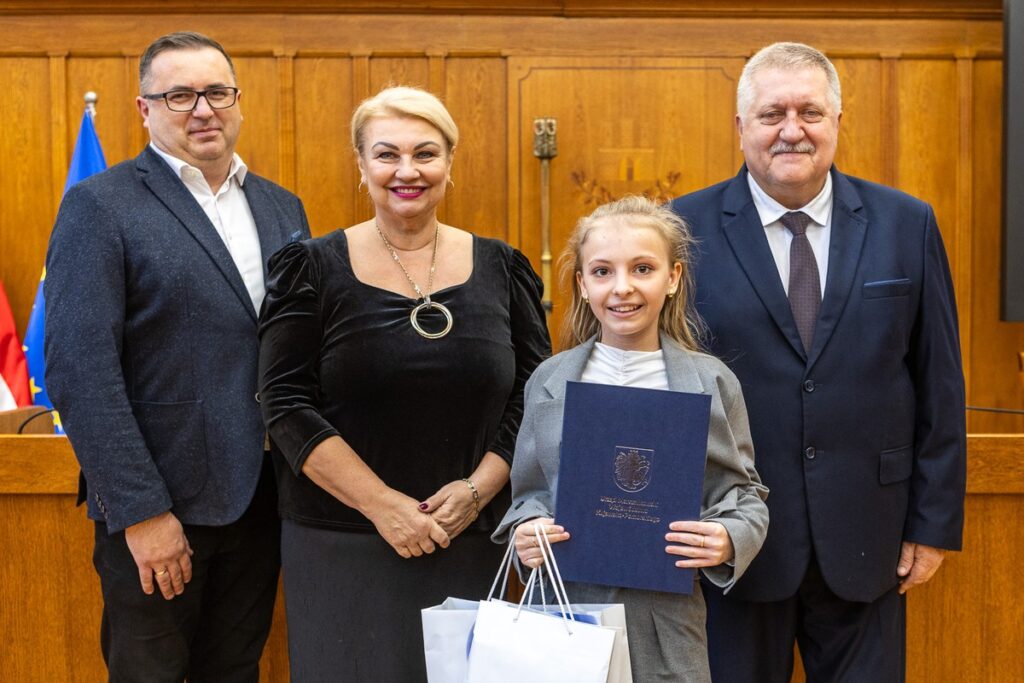 Zwycięzcom konkursu gratulowali: przewodnicząca sejmiku województwa Elżbieta Piniewska i członek zarządu województwa Sławomir Kopyść fot. Szymon Zdziebło/tarantoga.pl dla UMWKP