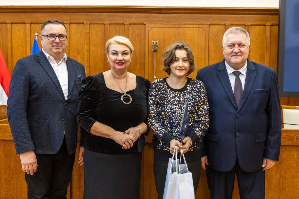 Zwycięzcom konkursu gratulowali: przewodnicząca sejmiku województwa Elżbieta Piniewska i członek zarządu województwa Sławomir Kopyść fot. Szymon Zdziebło/tarantoga.pl dla UMWKP