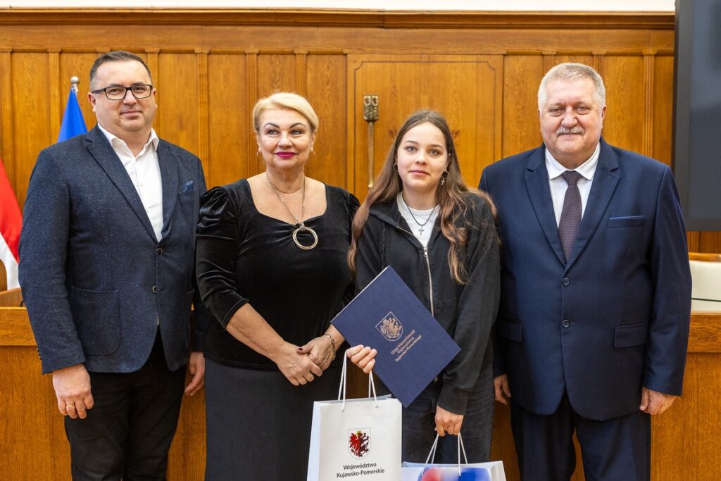 Zwycięzcom konkursu gratulowali: przewodnicząca sejmiku województwa Elżbieta Piniewska i członek zarządu województwa Sławomir Kopyść fot. Szymon Zdziebło/tarantoga.pl dla UMWKP