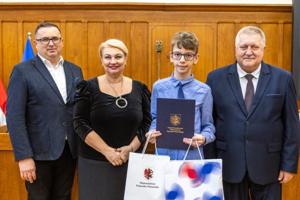 Zwycięzcom konkursu gratulowali: przewodnicząca sejmiku województwa Elżbieta Piniewska i członek zarządu województwa Sławomir Kopyść fot. Szymon Zdziebło/tarantoga.pl dla UMWKP