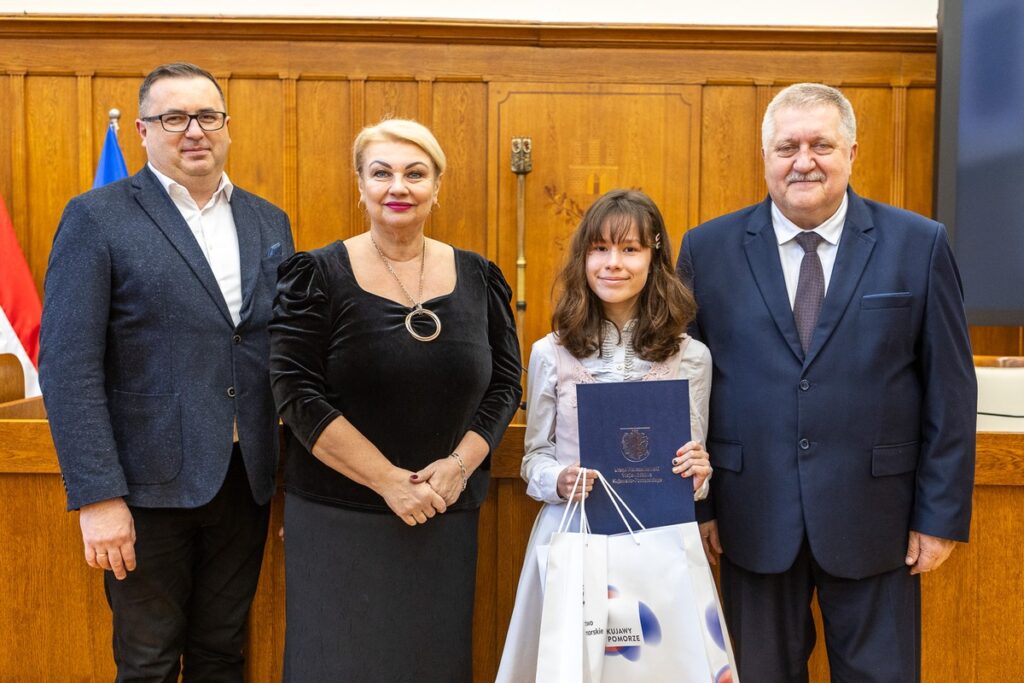 Zwycięzcom konkursu gratulowali: przewodnicząca sejmiku województwa Elżbieta Piniewska i członek zarządu województwa Sławomir Kopyść fot. Szymon Zdziebło/tarantoga.pl dla UMWKP