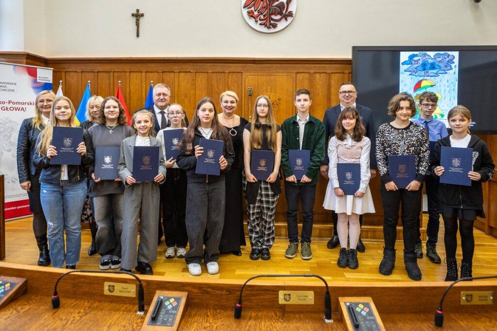 Zwycięzcom konkursu gratulowali: przewodnicząca sejmiku województwa Elżbieta Piniewska i członek zarządu województwa Sławomir Kopyść fot. Szymon Zdziebło/tarantoga.pl dla UMWKP