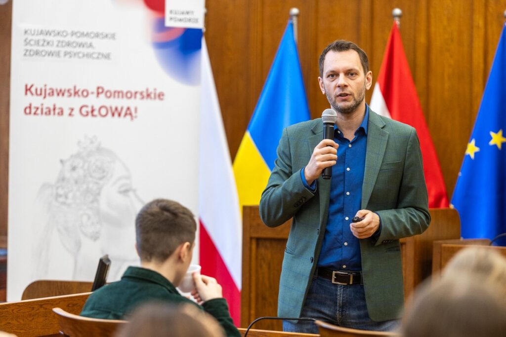 Zwycięzcom konkursu gratulowali: przewodnicząca sejmiku województwa Elżbieta Piniewska i członek zarządu województwa Sławomir Kopyść fot. Szymon Zdziebło/tarantoga.pl dla UMWKP