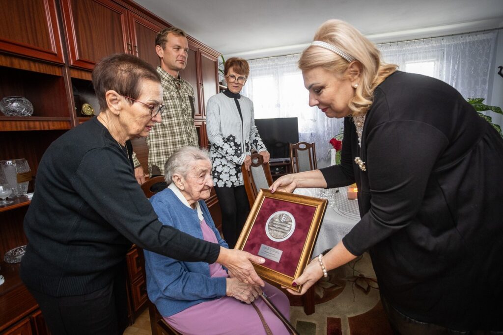 Wręczenie medalu stuletniej Władysławie Bajakowskiej, fot. Szymon Zdziebło/tarantoga dla UMWKP