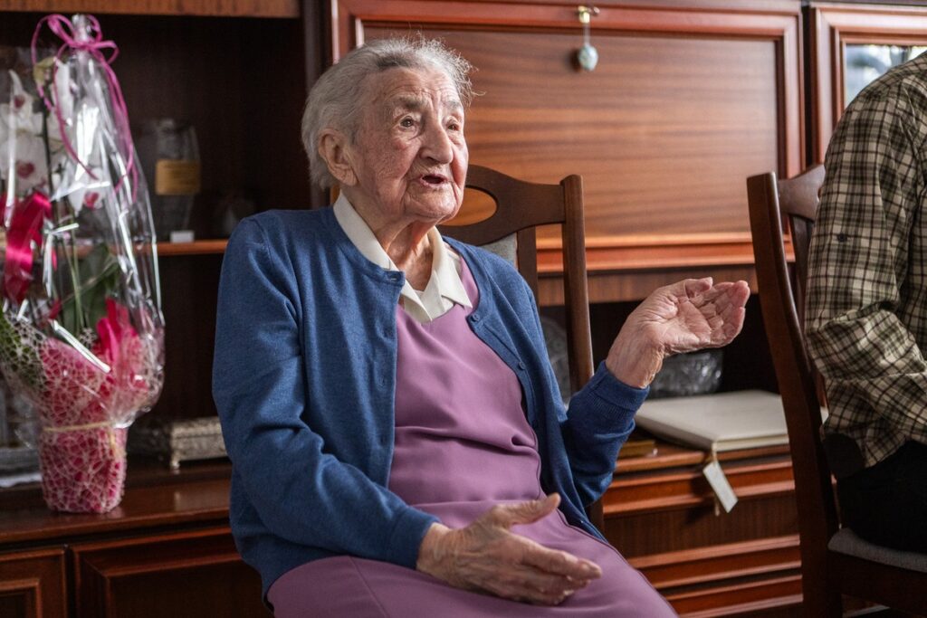 Wręczenie medalu stuletniej Władysławie Bajakowskiej, fot. Szymon Zdziebło/tarantoga dla UMWKP