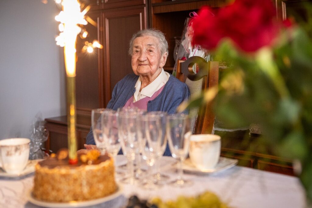 Wręczenie medalu stuletniej Władysławie Bajakowskiej, fot. Szymon Zdziebło/tarantoga dla UMWKP