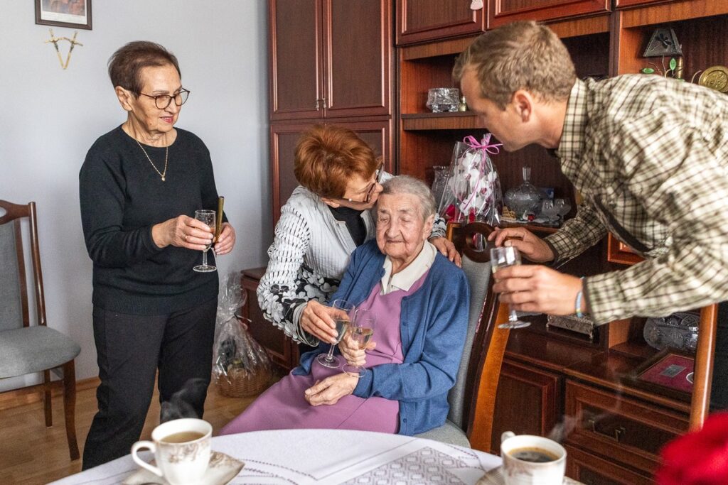 Wręczenie medalu stuletniej Władysławie Bajakowskiej, fot. Szymon Zdziebło/tarantoga dla UMWKP