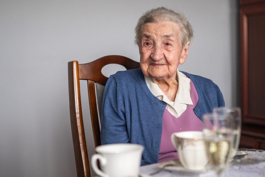 Wręczenie medalu stuletniej Władysławie Bajakowskiej, fot. Szymon Zdziebło/tarantoga dla UMWKP