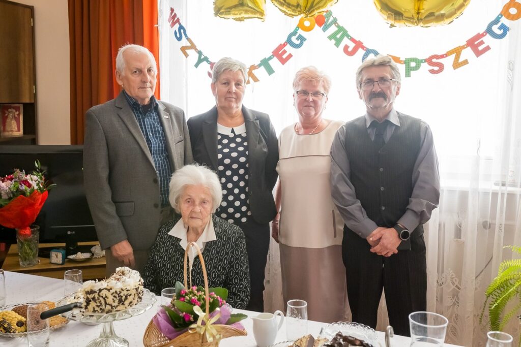 Wręczenie medalu stuletniej Janinie Bigoń, fot. Tomasz Czachorowski dla UMWKP