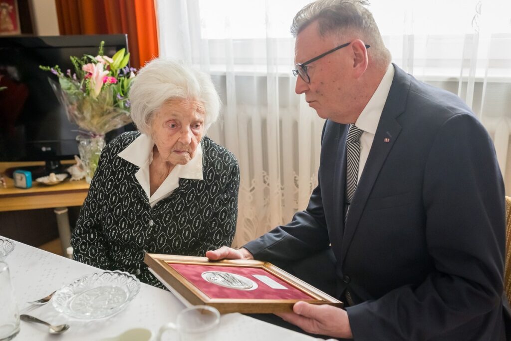 Wręczenie medalu stuletniej Janinie Bigoń, fot. Tomasz Czachorowski dla UMWKP