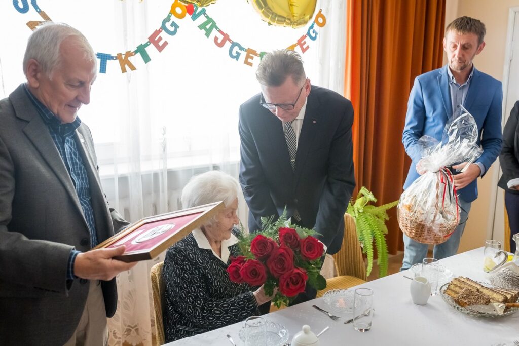 Wręczenie medalu stuletniej Janinie Bigoń, fot. Tomasz Czachorowski dla UMWKP