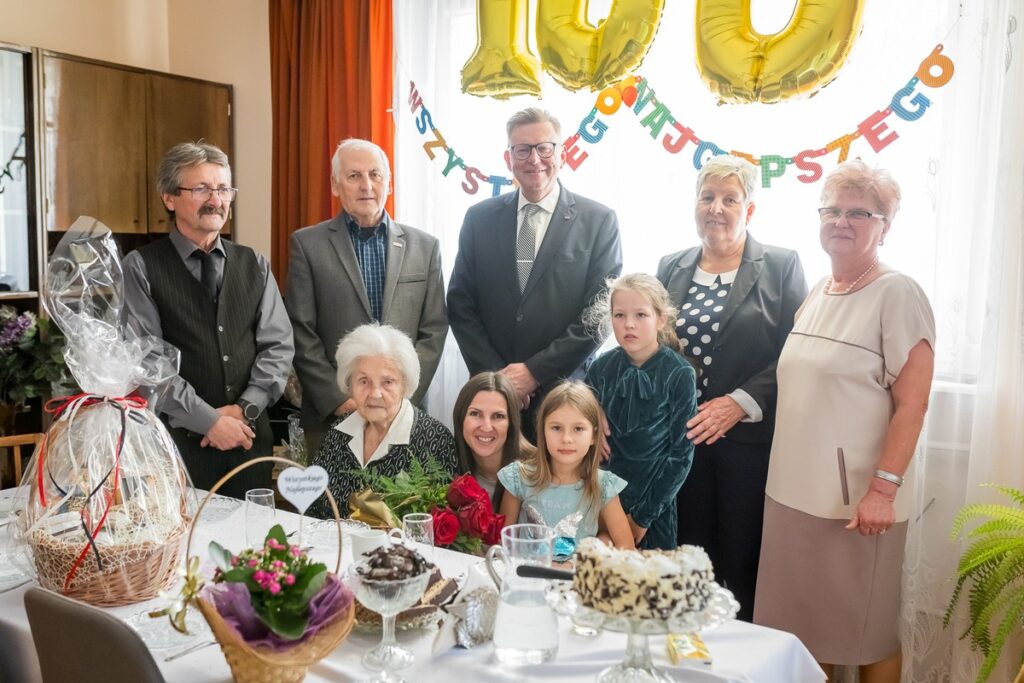 Wręczenie medalu stuletniej Janinie Bigoń, fot. Tomasz Czachorowski dla UMWKP