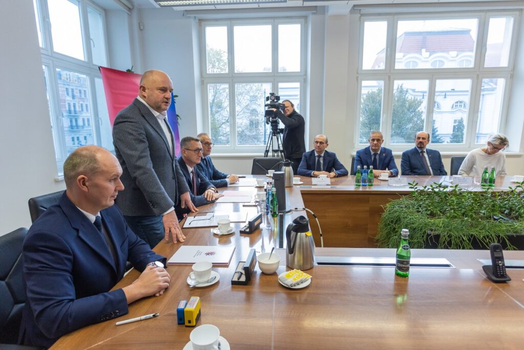 Podpisanie porozumień z Tucholskim Związkiem Powiatowo-Gminnym i Stowarzyszeniem OPPT Wąbrzeźna, fot. Mikołaj Kuras dla UMWKP