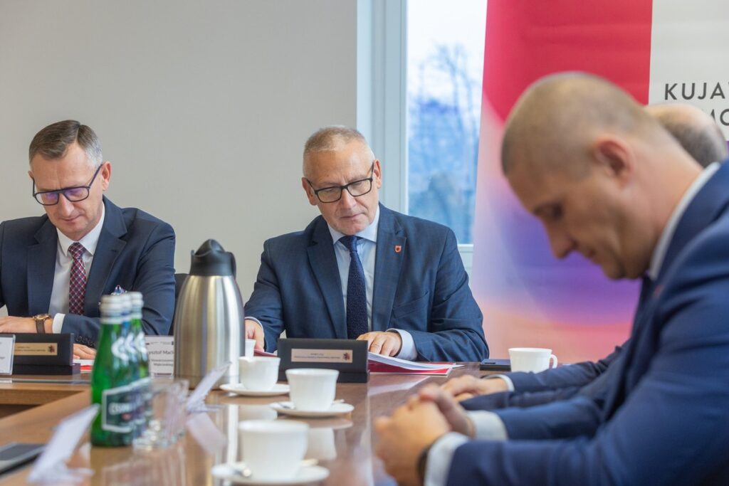 Podpisanie porozumień z Tucholskim Związkiem Powiatowo-Gminnym i Stowarzyszeniem OPPT Wąbrzeźna, fot. Mikołaj Kuras dla UMWKP
