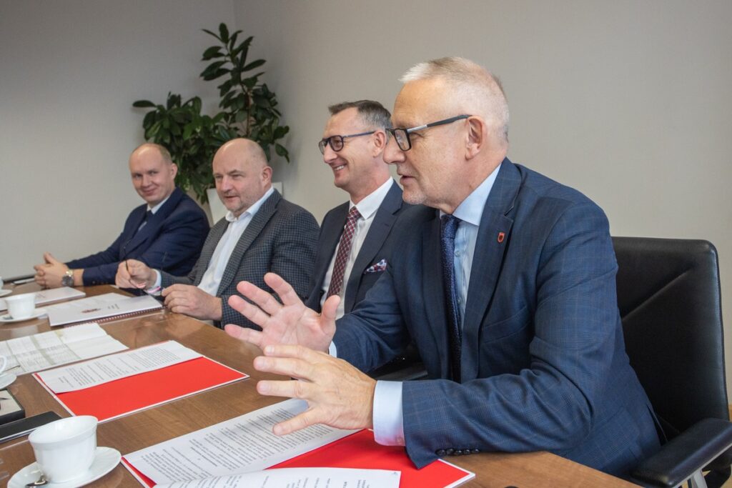 Podpisanie porozumień z Tucholskim Związkiem Powiatowo-Gminnym i Stowarzyszeniem OPPT Wąbrzeźna, fot. Mikołaj Kuras dla UMWKP