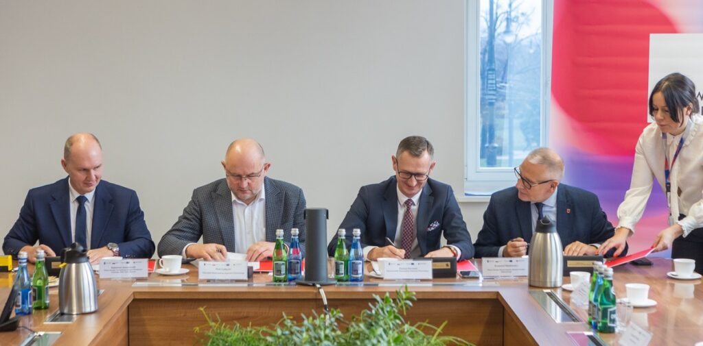 Podpisanie porozumień z Tucholskim Związkiem Powiatowo-Gminnym i Stowarzyszeniem OPPT Wąbrzeźna, fot. Mikołaj Kuras dla UMWKP