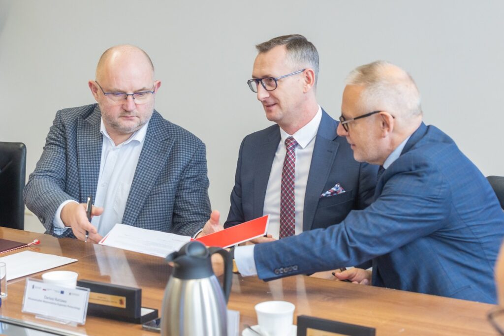 Podpisanie porozumień z Tucholskim Związkiem Powiatowo-Gminnym i Stowarzyszeniem OPPT Wąbrzeźna, fot. Mikołaj Kuras dla UMWKP