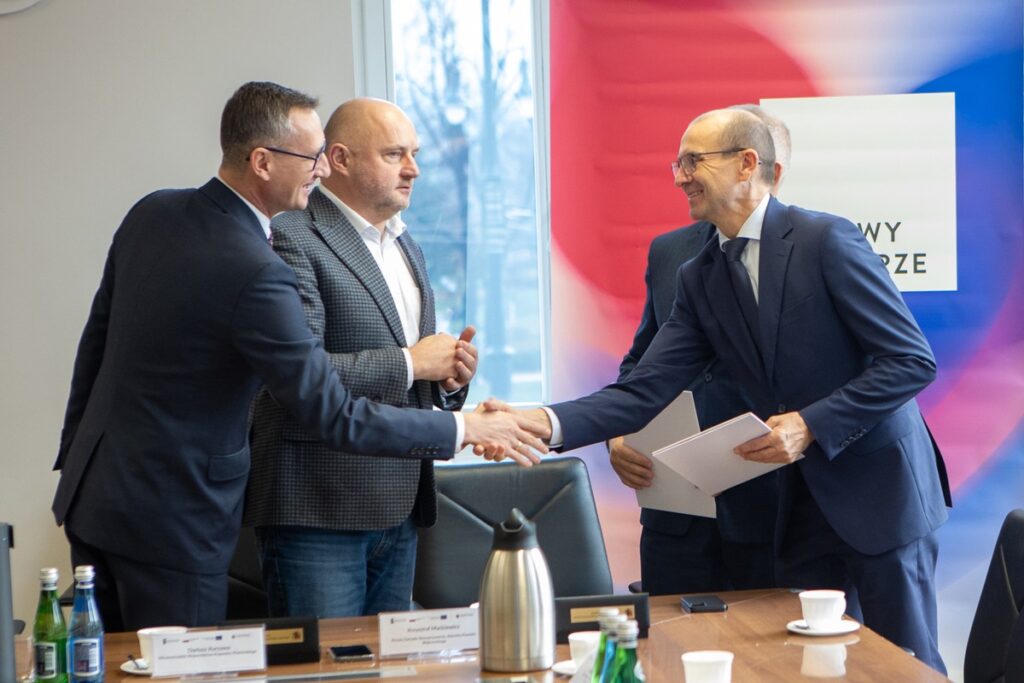 Podpisanie porozumień z Tucholskim Związkiem Powiatowo-Gminnym i Stowarzyszeniem OPPT Wąbrzeźna, fot. Mikołaj Kuras dla UMWKP