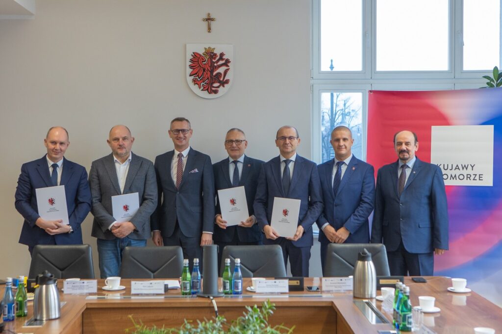 Podpisanie porozumień z Tucholskim Związkiem Powiatowo-Gminnym i Stowarzyszeniem OPPT Wąbrzeźna, fot. Mikołaj Kuras dla UMWKP