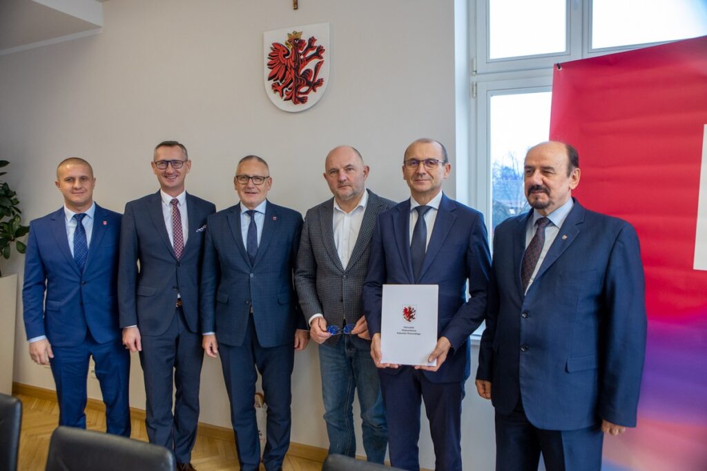 Podpisanie porozumień z Tucholskim Związkiem Powiatowo-Gminnym i Stowarzyszeniem OPPT Wąbrzeźna, fot. Mikołaj Kuras dla UMWKP