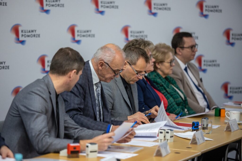 Podpisanie porozumień w sprawie udziału w projekcie „Dwujęzyczne przedszkolaki”, fot. Mikołaj Kuras dla UMWKP