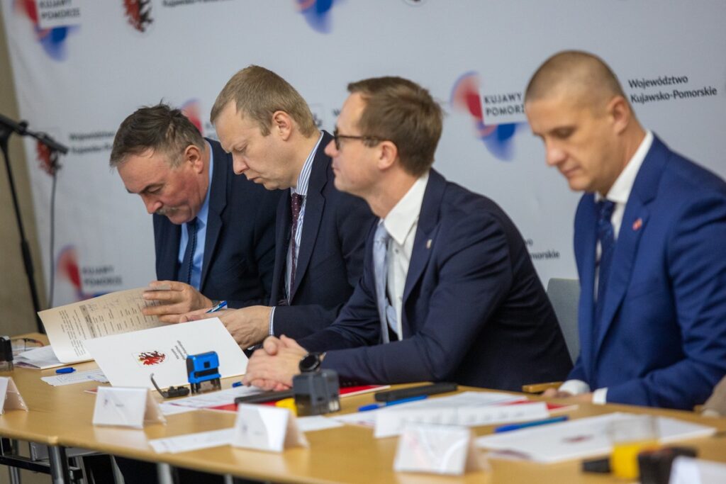 Podpisanie porozumień w sprawie udziału w projekcie „Dwujęzyczne przedszkolaki”, fot. Mikołaj Kuras dla UMWKP