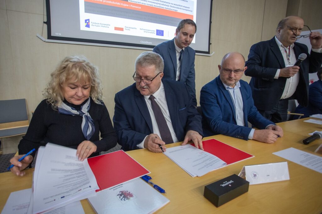 Podpisanie porozumień w sprawie udziału w projekcie „Dwujęzyczne przedszkolaki”, fot. Mikołaj Kuras dla UMWKP