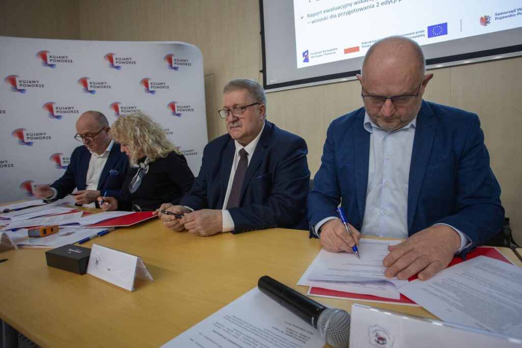 Podpisanie porozumień w sprawie udziału w projekcie „Dwujęzyczne przedszkolaki”, fot. Mikołaj Kuras dla UMWKP