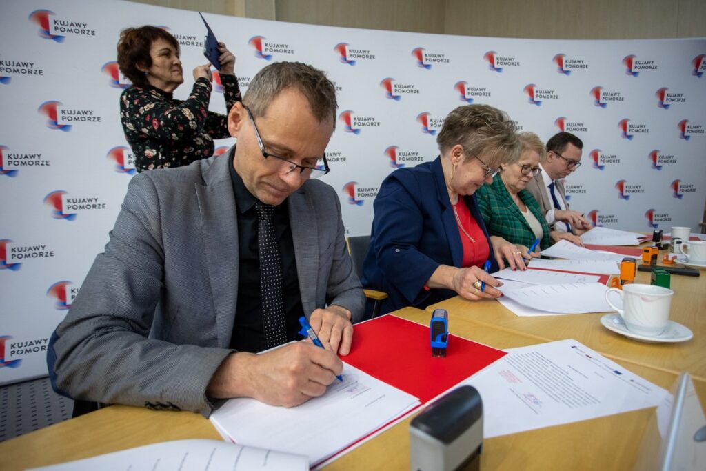 Podpisanie porozumień w sprawie udziału w projekcie „Dwujęzyczne przedszkolaki”, fot. Mikołaj Kuras dla UMWKP