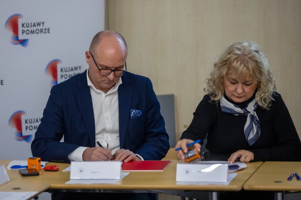 Podpisanie porozumień w sprawie udziału w projekcie „Dwujęzyczne przedszkolaki”, fot. Mikołaj Kuras dla UMWKP