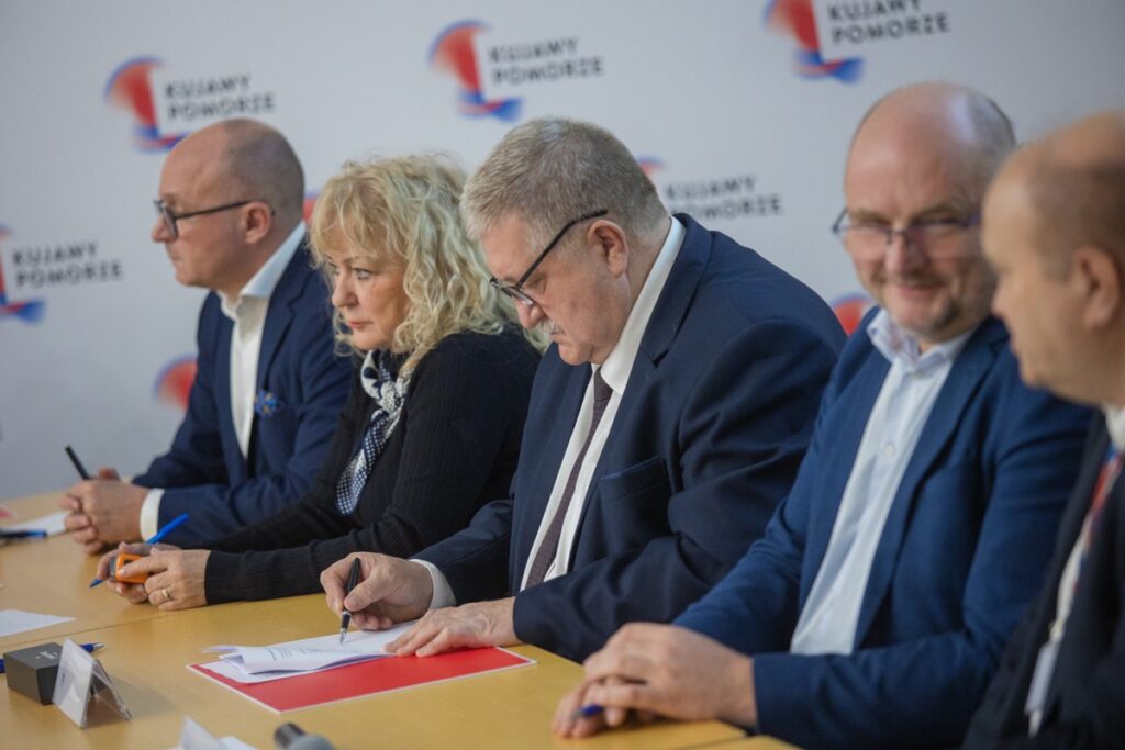 Podpisanie porozumień w sprawie udziału w projekcie „Dwujęzyczne przedszkolaki”, fot. Mikołaj Kuras dla UMWKP