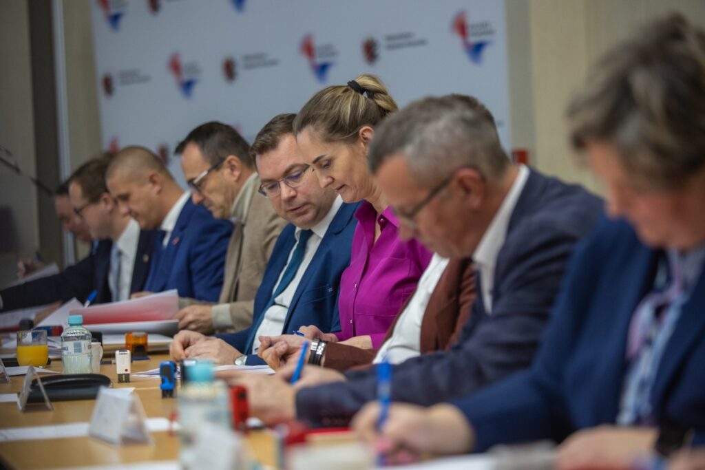 Podpisanie porozumień w sprawie udziału w projekcie „Dwujęzyczne przedszkolaki”, fot. Mikołaj Kuras dla UMWKP