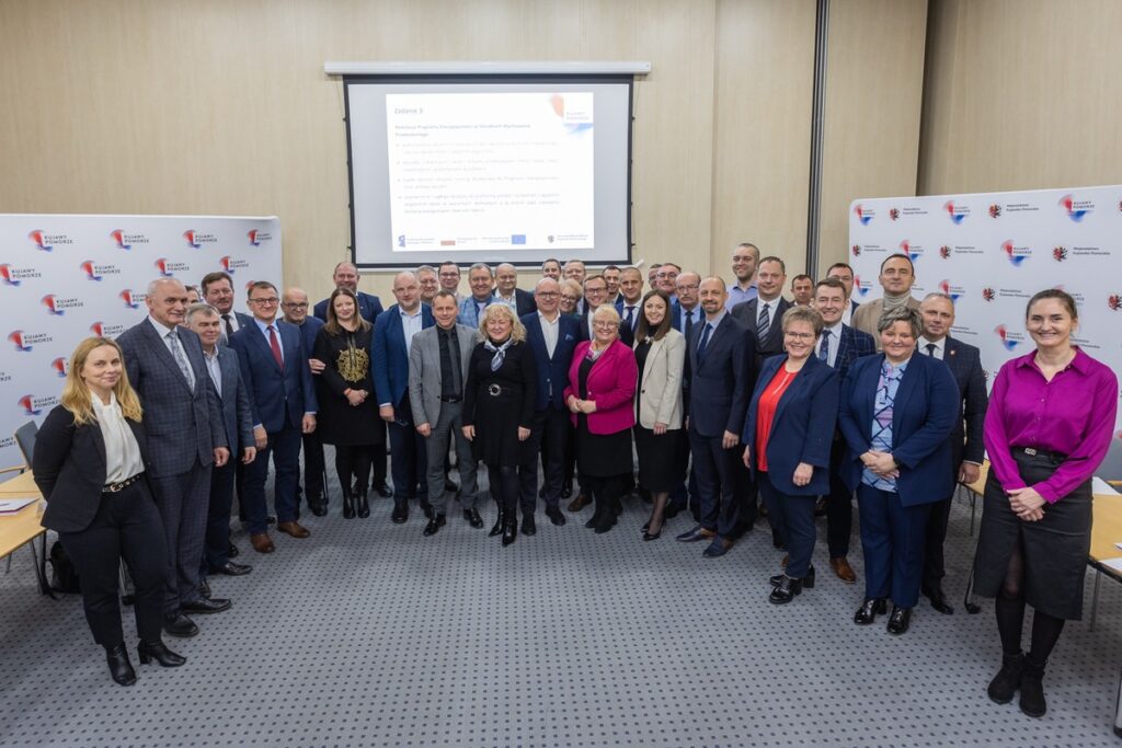 Podpisanie porozumień w sprawie udziału w projekcie „Dwujęzyczne przedszkolaki”, fot. Mikołaj Kuras dla UMWKP