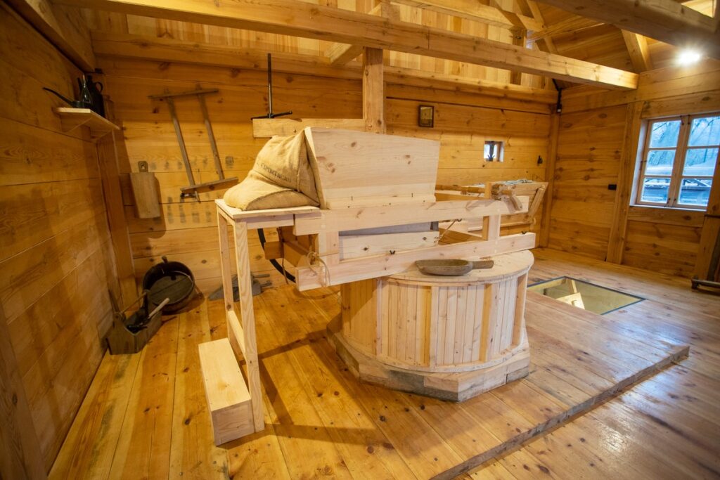 Młyn wodny w Kujawsko-Pomorskim Parku Etnograficznym w Kłóbce, fot. Mikołaj Kuras dla UMWKP