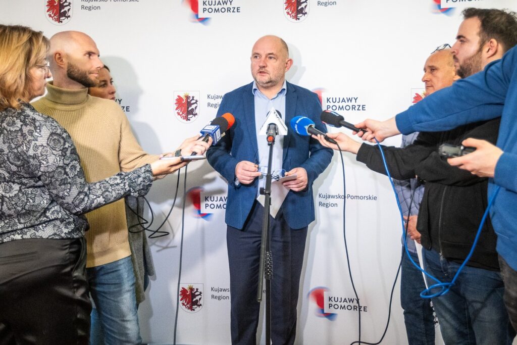 Briefing prasowy marszałka Piotra Całbeckiego, 20 listopada 2023 r., fot. Szymon Zdziebło/tarantoga.pl dla UMWKP