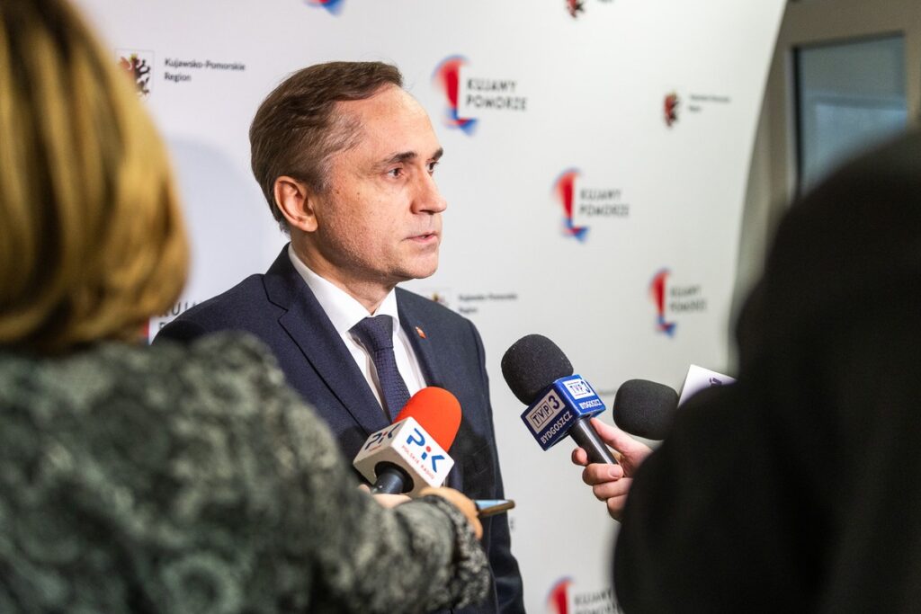 Kujawsko-Pomorska Wojewódzka Rada Dialogu Społecznego pod przewodnictwem marszałka Piotra Całbeckiego omawiała problem nieuczciwej konkurencji na rynku wyrobów gumowych fot. Szymon Zdziebło/tarantoga.pl dla UMWKP