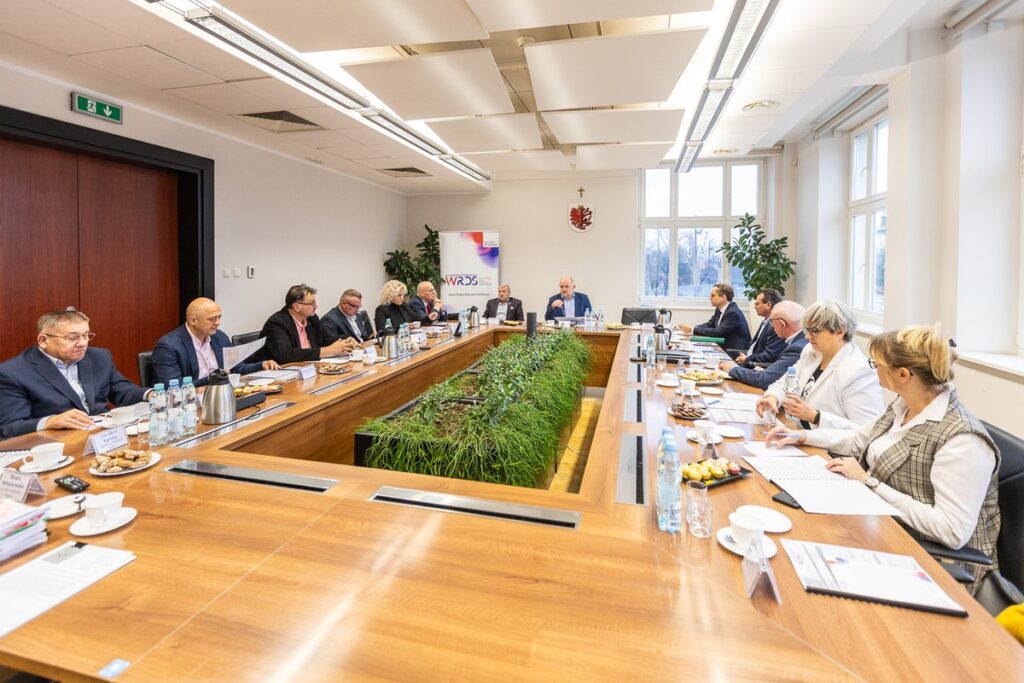 Kujawsko-Pomorska Wojewódzka Rada Dialogu Społecznego pod przewodnictwem marszałka Piotra Całbeckiego omawiała problem nieuczciwej konkurencji na rynku wyrobów gumowych fot. Szymon Zdziebło/tarantoga.pl dla UMWKP