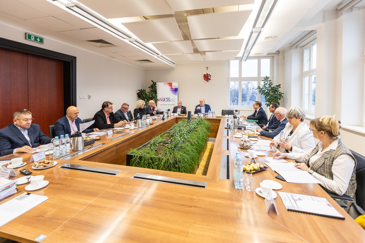 Kujawsko-Pomorska Wojewódzka Rada Dialogu Społecznego pod przewodnictwem marszałka Piotra Całbeckiego omawiała problem nieuczciwej konkurencji na rynku wyrobów gumowych fot. Szymon Zdziebło/tarantoga.pl dla UMWKP