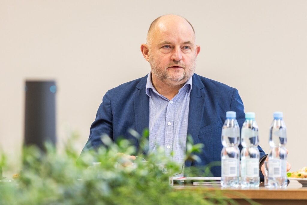 Kujawsko-Pomorska Wojewódzka Rada Dialogu Społecznego pod przewodnictwem marszałka Piotra Całbeckiego omawiała problem nieuczciwej konkurencji na rynku wyrobów gumowych fot. Szymon Zdziebło/tarantoga.pl dla UMWKP