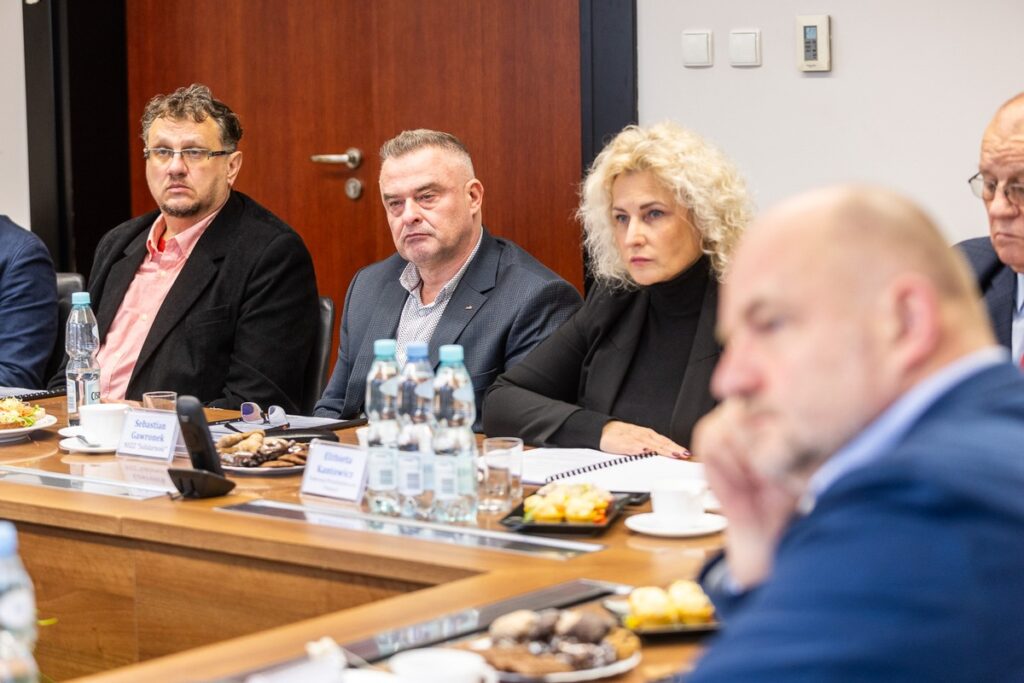 Kujawsko-Pomorska Wojewódzka Rada Dialogu Społecznego pod przewodnictwem marszałka Piotra Całbeckiego omawiała problem nieuczciwej konkurencji na rynku wyrobów gumowych fot. Szymon Zdziebło/tarantoga.pl dla UMWKP