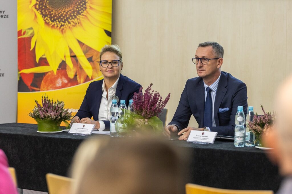 Wręczenie umów PROW, fot. Szymon Zdziebło/tarantoga.pl dla UMWKP