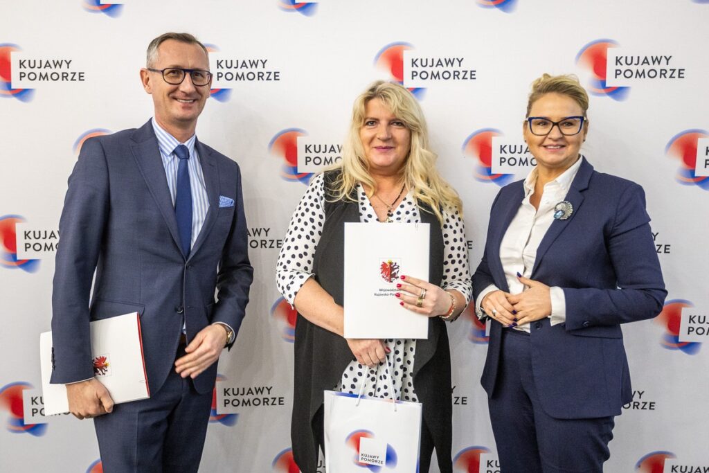 Wręczenie umów PROW, fot. Szymon Zdziebło/tarantoga.pl dla UMWKP