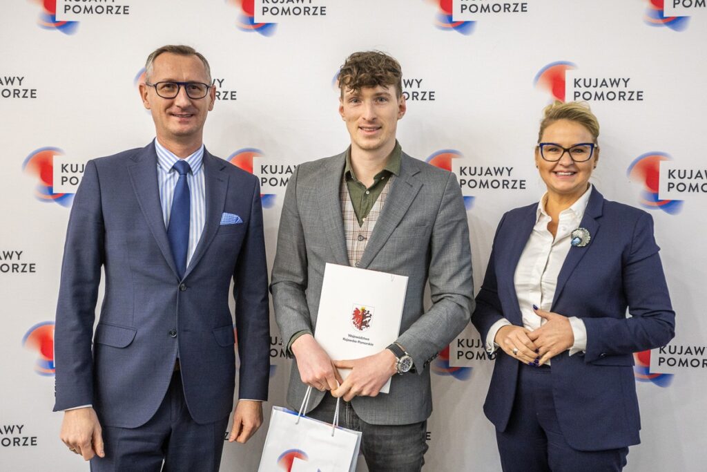 Wręczenie umów PROW, fot. Szymon Zdziebło/tarantoga.pl dla UMWKP