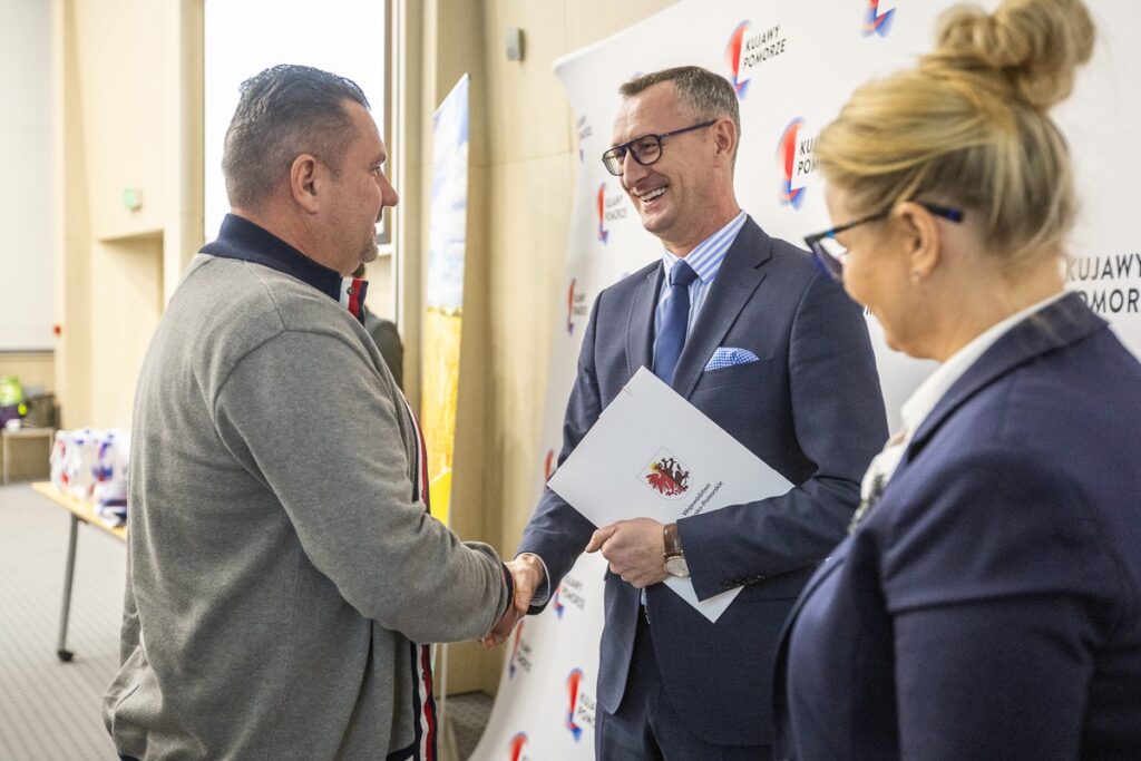 Wręczenie umów PROW, fot. Szymon Zdziebło/tarantoga.pl dla UMWKP
