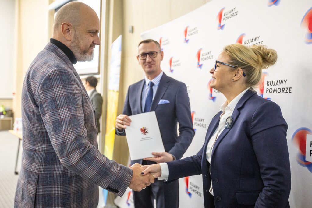 Wręczenie umów PROW, fot. Szymon Zdziebło/tarantoga.pl dla UMWKP